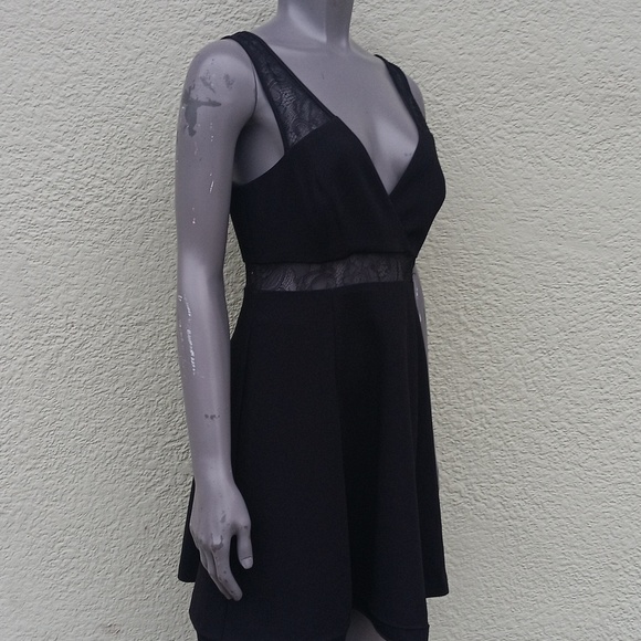 BCBGENERATION LADIES BLACK SLEEVELESS V NECK MINI SKIRT W/ LACED TRIM (VIETNAM) - Picture 11 of 17